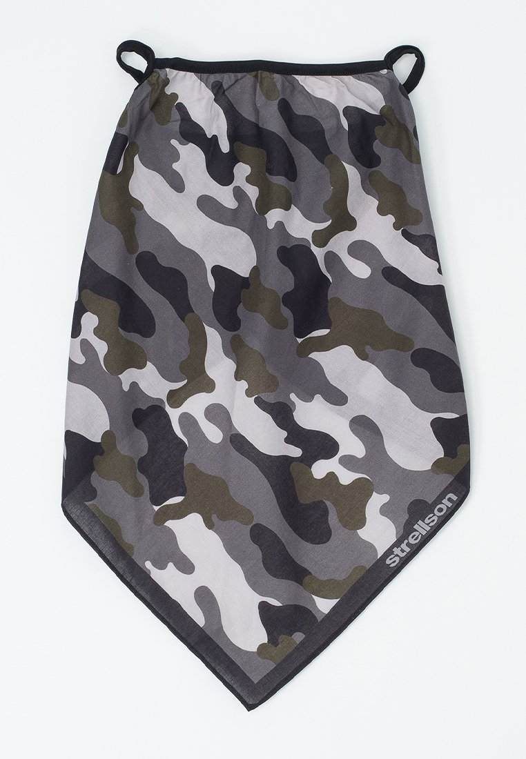 Sjaal van camouflagepatroonstof in grijs- en groentinten, met een zwarte rand en een trekkoord bovenaan. Bevat logo in de hoek.