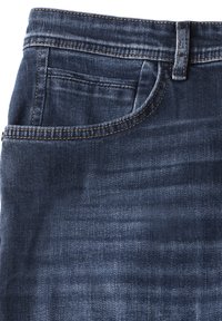 Mörkblå denimjeans med en slät textur, femfickorsdesign och kontrasterande orange sömmar längs sömmarna och fickorna.