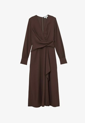 Braunes Langarmkleid mit V-Ausschnitt, drapiertem Vorderteil und geraffter Taille. Der Stoff ist glatt mit leichtem Glanz. Mit Reißverschluss auf der Rückseite.