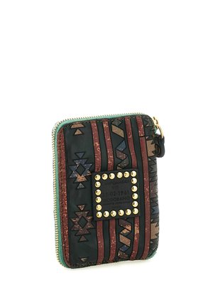 Piccolo portafoglio con cerniera con motivi geometrici, colori verde scuro e marrone, borchie dorate che incorniciano una toppa centrale con marchio.