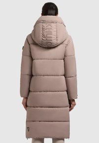 Palton matlasat, până la genunchi, de culoare bej deschis, cu guler înalt, glugă mare, detaliu cu logo pe spate și buzunare laterale cu fermoar.