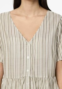 Vestito a maniche corte con scollo a V in righe marrone chiaro e bianco, dotato di chiusura a bottoni e vita arricciata per un silhouette fluida.