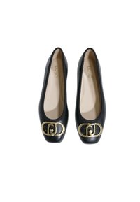 Le ballerine in pelle nera presentano una punta rotonda e un evidente accento in metallo dorato nella parte anteriore. Texture liscia con un design minimalista.