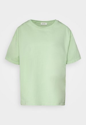 Effen lichtgroen katoenen T-shirt met korte mouwen en ronde hals, getoond tegen een witte achtergrond.