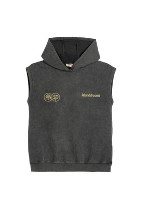 Haut sans manches en gris foncé, fabriqué en tissu doux. Il dispose d'une poche kangourou à l'avant et d'accents en logo doré imprimés.