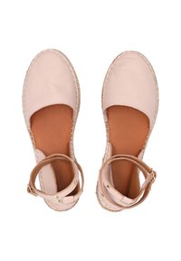 Lys pink læder espadriller med rund toe, ankelstropper og vævet jute sål. Har syet detaljer og flad sål.