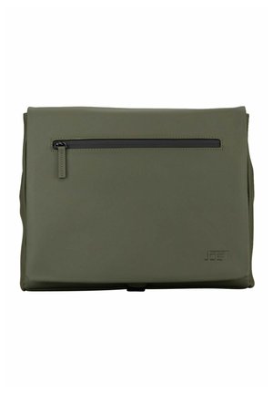 Pochette rectangulaire vert olive avec une fermeture éclair noire horizontale sur le devant et un logo subtilement embossé dans le coin inférieur droit.