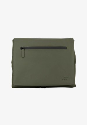 Pochette rectangulaire vert olive avec une fermeture éclair noire horizontale sur le devant et un logo subtilement embossé dans le coin inférieur droit.