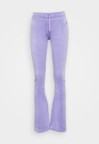 Uppvikta mjukisbyxor i ljus lavendelfärg, tillverkade av mjuk sammet. Har dragsko i midjan och en slät textur med en subtil lyster.