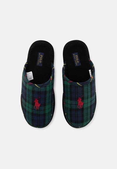 Geruite pantoffels in donker groen en marineblauw met een rood logo. Zachte voering, open achterkant en een vlakke zwarte zool. Kenmerkt zich door een geblokt patroon.