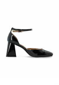Chaussure à talon haut en cuir verni noir avec un talon en bloc de forme carrée, un bout pointu et une bride de cheville. Texture lisse avec une finition brillante.