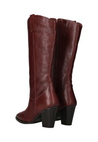 Kniehoge bordeauxrode leren laarzen met een gestructureerde afwerking, voorzien van een zijrits en robuuste hoge hakken. Glad te ontwerp en gestikte naden.