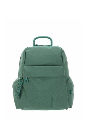 Sac à dos en tissu vert texturé avec une poignée supérieure, une poche avant et des fermetures éclair latérales. Présente un design lisse et rembourré avec un marquage minimal.