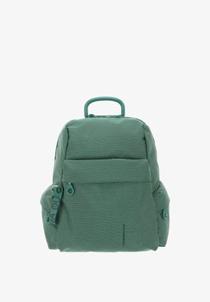 Sac à dos en tissu vert texturé avec une poignée supérieure, une poche avant et des fermetures éclair latérales. Présente un design lisse et rembourré avec un marquage minimal.