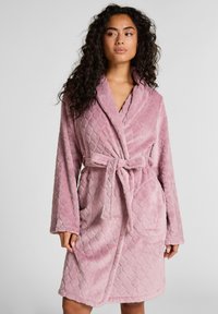 Rosa, gepolsterter Plüschbademantel mit langen Ärmeln, Gürtel in der Taille und zwei Fronttaschen. Verfügt über eine weiche Textur und ein rautenförmiges Muster.