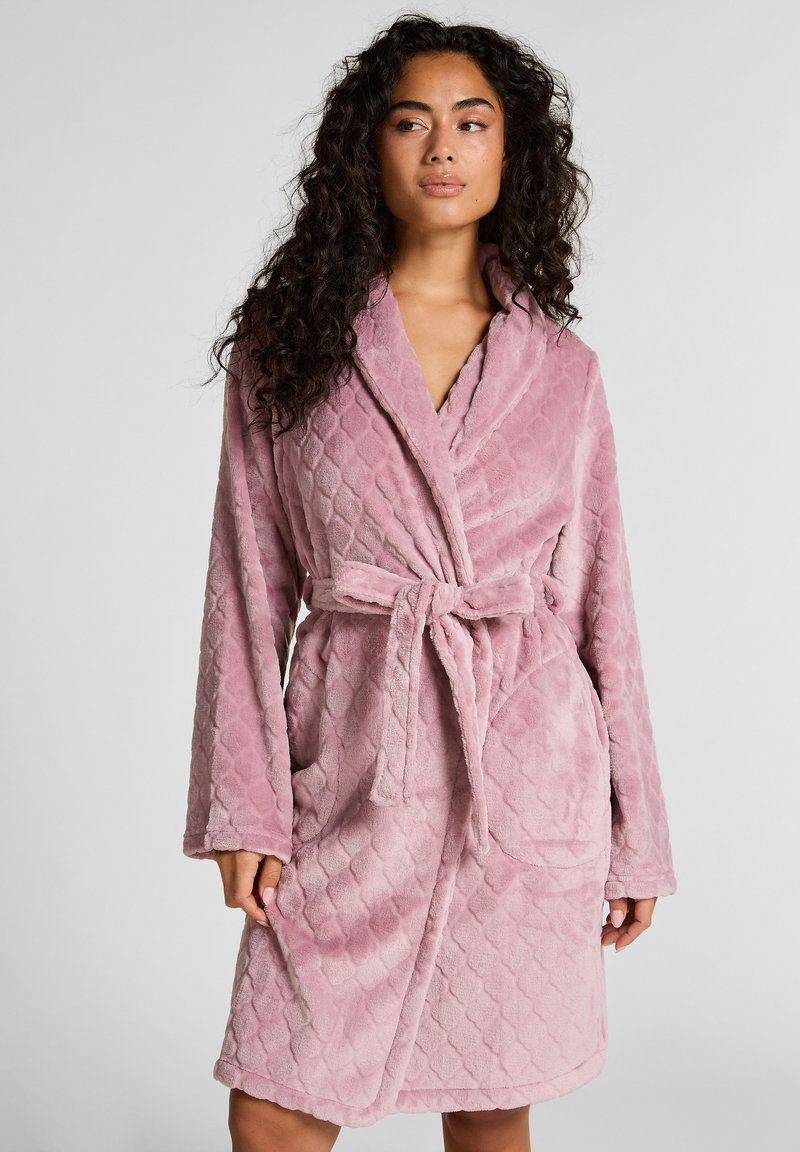 Rosa, gepolsterter Plüschbademantel mit langen Ärmeln, Gürtel in der Taille und zwei Fronttaschen. Verfügt über eine weiche Textur und ein rautenförmiges Muster.