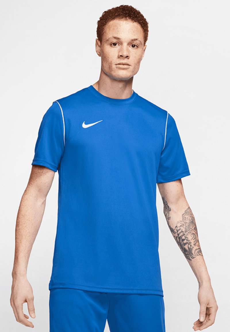 Maglietta atletica blu a maniche corte, colletto tondo, logo Nike bianco sul petto e cuciture bianche a contrasto lungo le spalle.