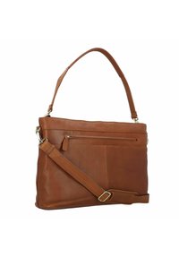 Bolso de hombro de cuero marrón con un diseño espacioso, correa ajustable, bolsillo frontal con cremallera y textura suave con sutiles detalles de costura.