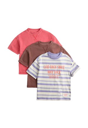 Tre t-shirts med korte ærmer og rund hals i koral, brun og stribet hvid og lavendel med orange tekst, der lyder "LAID BACK SINCE WAY BACK."