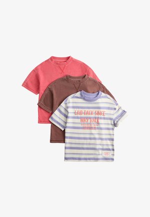 Tre t-shirts med korte ærmer og rund hals i koral, brun og stribet hvid og lavendel med orange tekst, der lyder "LAID BACK SINCE WAY BACK."