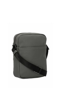 Graue Stoff-Crossbody-Tasche mit einem Reißverschluss, flasche Vordertasche und verstellbarem schwarzen Riemen. Glatte Textur und rechteckige Form.