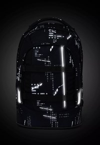 Zaino nero con accenti riflettenti, caratterizzato da motivi grafici bianchi, molteplici scomparti e spallacci imbottiti per il massimo comfort.