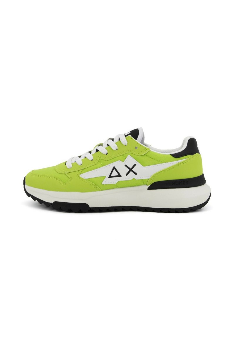 Sneaker con una parte superiore di un vivace verde lime, dettagli bianchi e neri. Materiale testurizzato, design aerodinamico e suola chunky.