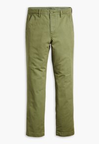 Pantalones chinos de algodón verde oliva con pierna recta, bolsillos frontales y cierre de botón. Textura suave con un acabado robusto.