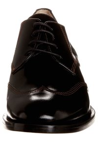 Sorte læder dress sko med en poleret overflade, rund tå, snørebåndsdesign og kontrasterende brune syninger langs sømmene og vamps.