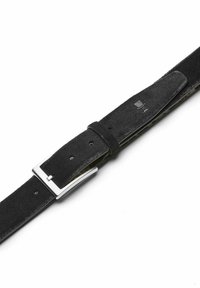 Schwarzer Wildledergürtel mit einer silbernen Metallschließe, der über eine glatte Textur, fünf Einstelllöcher und eine minimalistische Prägung auf dem Leder verfügt.