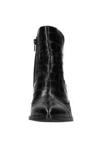 Bottine en cuir noir avec texture crocodile, bout pointu, design élégant, et fermeture éclair sur le côté. Fini lisse, talon moyen.