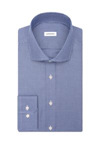 Camicia da uomo piegata, blu con motivo, con bottoni bianchi e colletto all'americana su sfondo bianco.