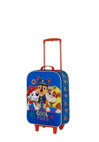 Maleta con tela azul que presenta perros de dibujos animados, mango y ruedas rojas, texto "COOL PUPS" y acentos coloridos con patrones.