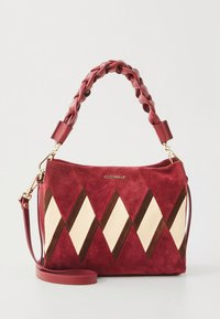 Bolso de ante rojo con un asa trenzada. Presenta un patrón de diamantes en crema y marrón. Incluye una correa de hombro desmontable. Detalle de herrajes dorados.