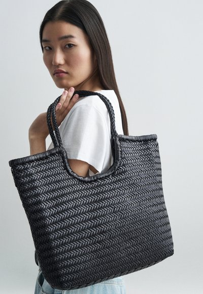 Borsa tote intrecciata nera con una texture liscia, caratterizzata da un motivo a spina di pesce e manici resistenti, presentata su uno sfondo neutro.