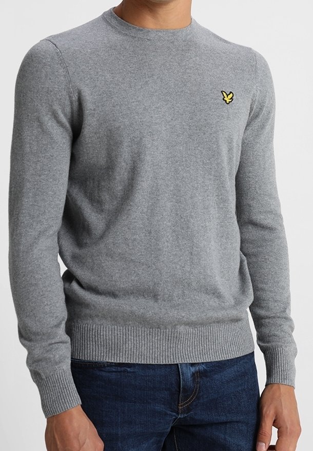 Maglione grigio lavorato a maglia con colletto rotondo, polsini e orlo a costine, con un piccolo logo di una farfalla gialla sul lato sinistro del petto.