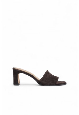 Mule en daim marron foncé à bout ouvert, talon bloc et design slip-on, présentée sur fond blanc.
