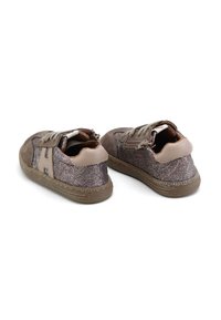 Zapatillas de ante marrón con un talón brillante en color rosa, diseño de cordones y suelas de goma. Presentan un acento decorativo en forma de letra en el costado.