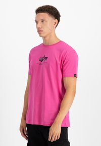 Alpha Industries BASIC - Majica kratkih rukava s printom - magenta