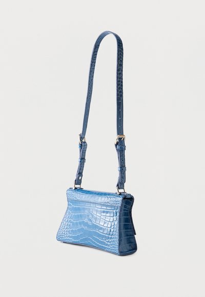 Sac à main bleu en cuir synthétique façon crocodile avec bandoulière réglable, forme rectangulaire et finition élégante brillante.