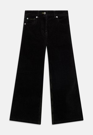 Pantalones anchos de pana negra con botón y cremallera delanteros, trabillas para cinturón y bolsillos frontales.