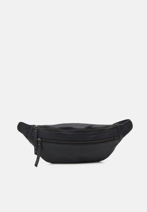 Črn usnjen bum bag s ukrivljeno obliko, opremljen s centralnim zadrgo in dvema stranskima trakoma. Gladka tekstura z minimalističnim dizajnom.
