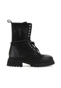 Zwarte laars tot halverwege het onderbeen met vetersluiting, een dikke robuuste zool en ronde neus, voorzien van metalen veterogen en een lipje aan de achterkant.