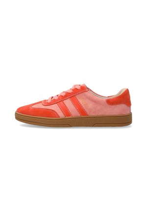 Low-profile sneaker met bovenwerk van roze en rood suède, rode strepen, roze veters en een bruine rubberen zool, gezien vanaf de buitenkant.