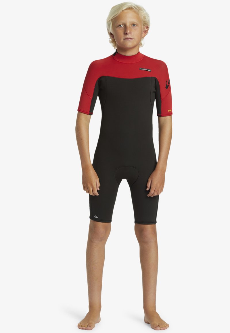 Kurzer Neoprenanzug in Schwarz mit roten kurzen Ärmeln. Verfügt über einen Rundhalsausschnitt, eine eng anliegende Passform und ein Logo auf der linken Brustseite.