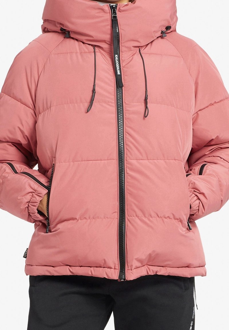 Roze gewatteerde jas met een hoge kraag, ritssluiting aan de voorkant en zijzakken. Bevat zwarte ritsaccenten en elastische manchetten voor extra warmte.