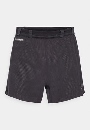 Shorts de sport noirs avec une taille en maille, présentant un motif en grille subtil et des fentes sur les côtés pour plus de mobilité. Marque sur le côté gauche.