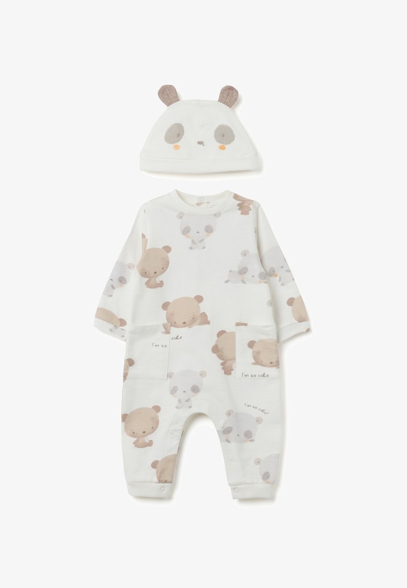 Baumwoll-Babystrampler mit langen Ärmeln, in einem hellen Cremefarbton und mit Bärenmotiven in Beige und Grau, kombiniert mit einer passenden Panda-Mütze.