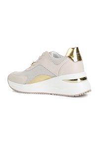 Beige tenisky s materiály z síťoviny a kůže, kovově zlaté akcenty na patě a boku, a bílá texturovaná podrážka.