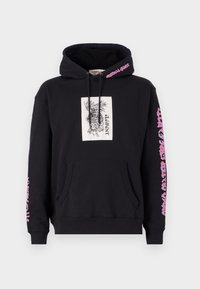 Zwarte hoodie met een grafisch ontwerp op de voorkant, een trekkoordkap, een känguruzak en roze letters langs de linkermouw.